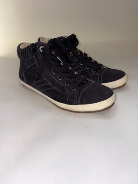 Taos Startup Mid-Top Sneaker Black with White Soles Size 9